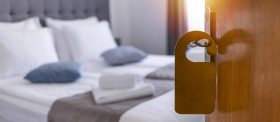 Réservation d’hôtel non honorée : les sommes prélevées sont-elles soumises à la TVA ?